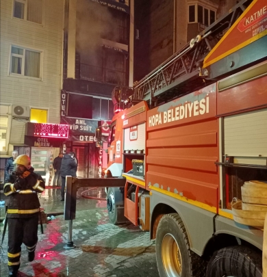 Hopa Şehir merkezinde bir otelde Çıkan Yangına müdahale edildi.
