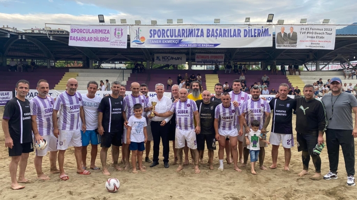 19.Hopa Kültür Sanat ve Deniz Festivali kapsamında Hopaspor Masterler ve Veteranlar futbolcularının katıldığı Plaj Futbolu gösteri maçı yapıldı.