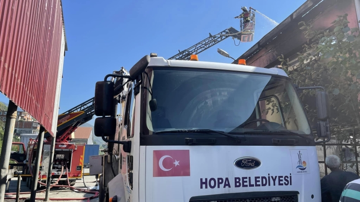 Hopa Sanayi Sitesinde bir işyerinde çıkan yangına itfaiye ekiplerimizi müdahale etti