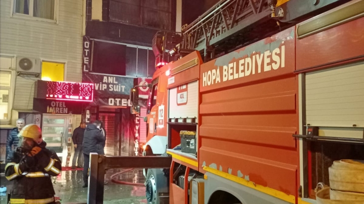 Hopa Şehir merkezinde bir otelde Çıkan Yangına müdahale edildi.