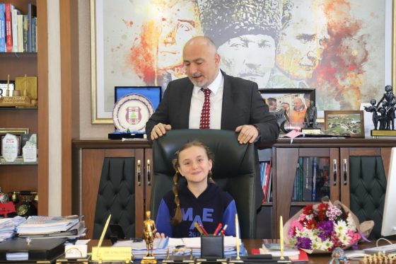 Hopa Belediyesi’nde Makam Çocuklara Emanet Edildi